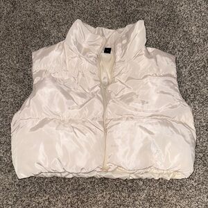 EUC SHEIN Ivory puffer large Vest CROP CUTE STYLE